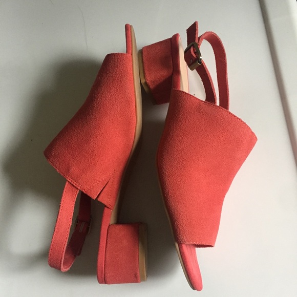 salmon colored heeled sandals - Picture 2 of 2